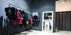 如何让服装店受到消费者欢迎，服装店陈列必须重视